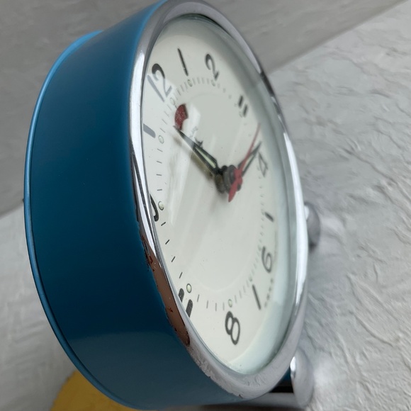 Vintage 1960s Polaris Turquoise Oval Shaped Wind Up Alarm Clock - Picture 8 of 16